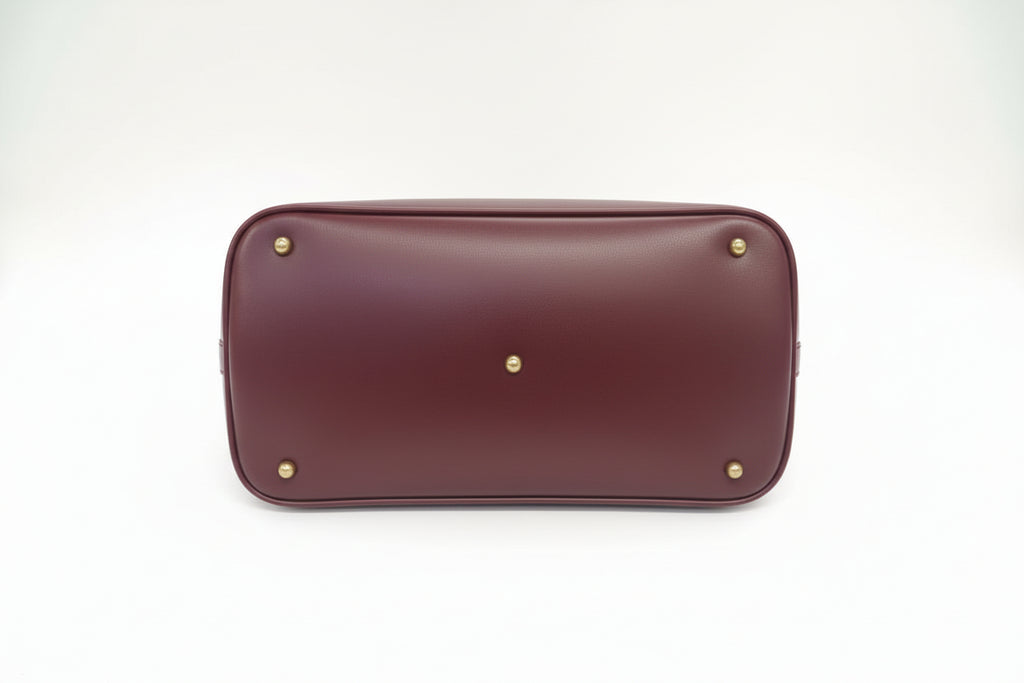 The Bea structured leather tote with canvas with 5 protective feet. Bottom view