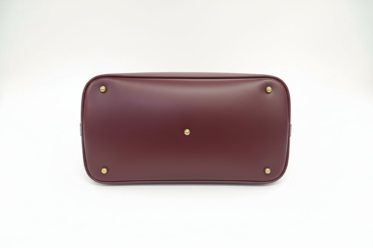 The Bea structured leather tote with canvas with 5 protective feet. Bottom view